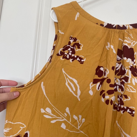 🛍️ GIFT IDEA! 🌼 GORGEOUS TANK BLOUSE 🌼 Yellow/Maroon Floral Print Flowy Top - Picture 6 of 10